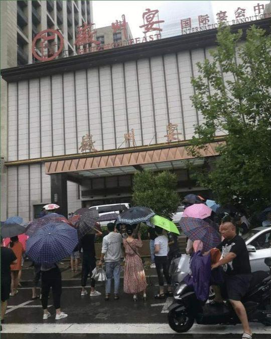 「冷墨」叫嚣“狗比人值钱”的徽州宴老板娘，人被拘留饭要黄