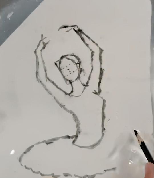 大四学生在球鞋上手绘清明上河图，带领同学创业实现经济独立！网友：因为他，小白鞋差点涨价了