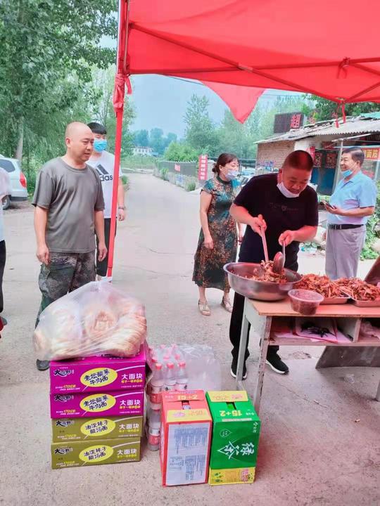 汝州一村民全家出动，“羊肉馆”开在疫情防控卡点上