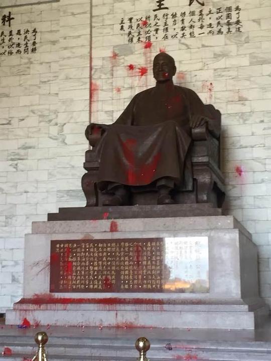 台当局“中正纪念堂”改造方案出炉，拟移除蒋介石铜像，网友：搞意识形态转移视线