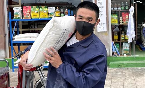 阿坝县95后大学生返乡创业和粮食打起了交道
