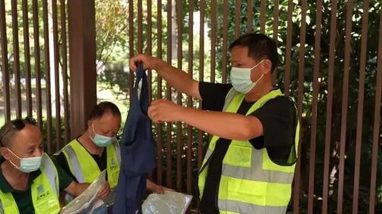 你扮靓城市我扮帅你！爱心商户向硚口环卫工人赠送2000件服装
