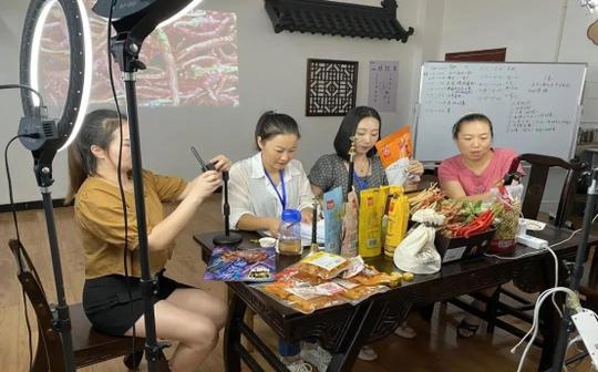 益阳市高级技工学校：乡村振兴网络创业培训班开展首场直播带货助推产业发展