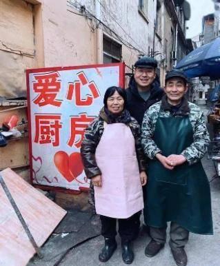 90后小伙跟农村老人聊天拍照的视频火了：想温暖更多的人