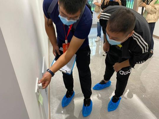 实探“先验房后交房”！一小时找七处“茬”，整修到业主满意为止