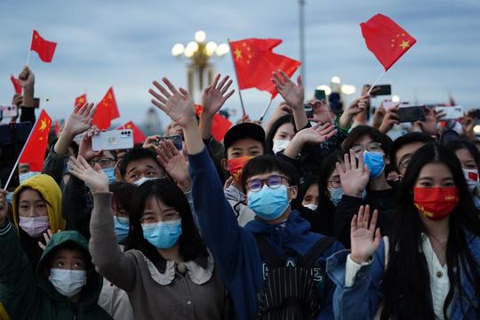 13万人天安门广场观升旗，人群中欢呼“祝祖国生日快乐”
