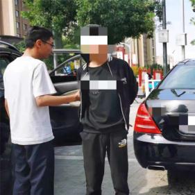 停车场收费的没有证可以报警吗？