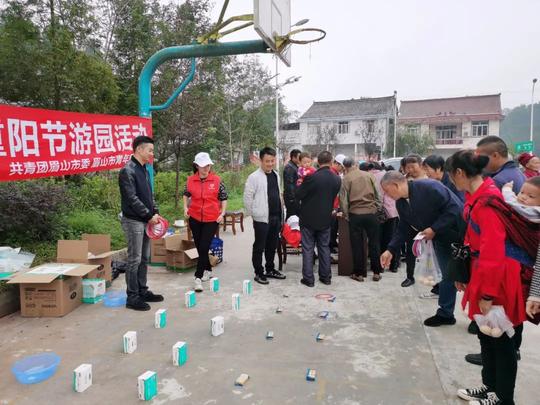 敬老爱老重阳节“小青眉”伴老人欢乐游园