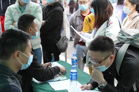 这场招聘会上科技型企业云集4000余岗位持续线上招聘至12月