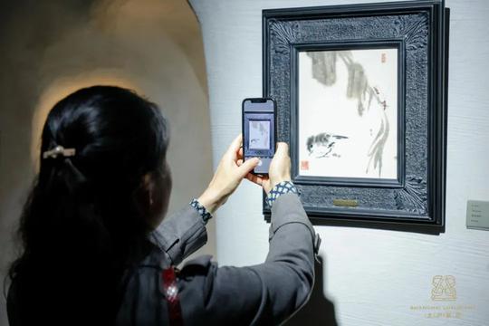 带着画家对生命的感悟，一木一草、一虫一鸟呼吸着来到纸绢之上