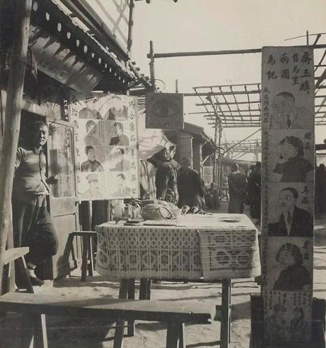 100年前的各种地摊，只要摆摊的地方人流量足够大，就不愁没生意