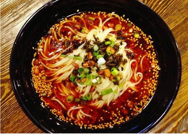 美食面条加什么最好（和面条面放什么东西能使面条熟的快）