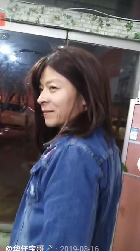 传统理发店的生意越来越难，有人在坚持，有人改行搞直播