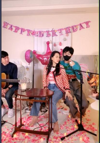 粉丝送52岁伊能静的礼物：一万多辆出租车上写着“生日快乐”
