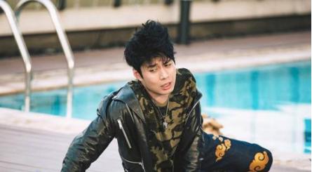 从跑龙套到如今的最佳男演员！他的低调努力大家都看在眼里