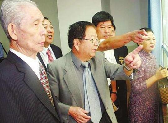 他曾是华人富豪，捐给中国一万所小学，现在怎么样了？