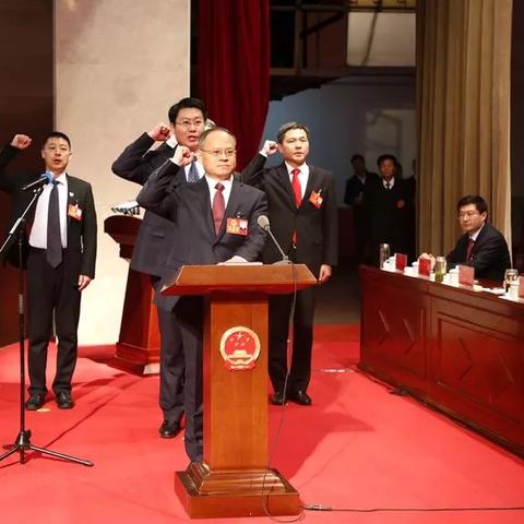 变的短文，突出马市长变的一对词语是什么？