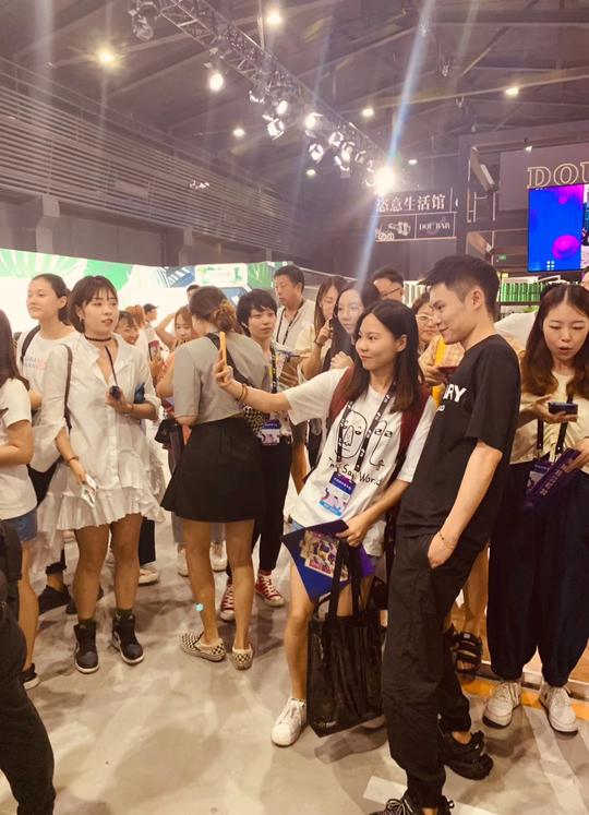 “多余和毛毛姐”现身抖音创作者大会人气爆棚引热潮