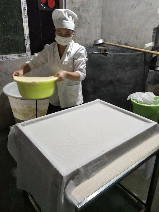 24岁贵州女孩自主创业卖“小豆腐”，每天工作18小时月入万元