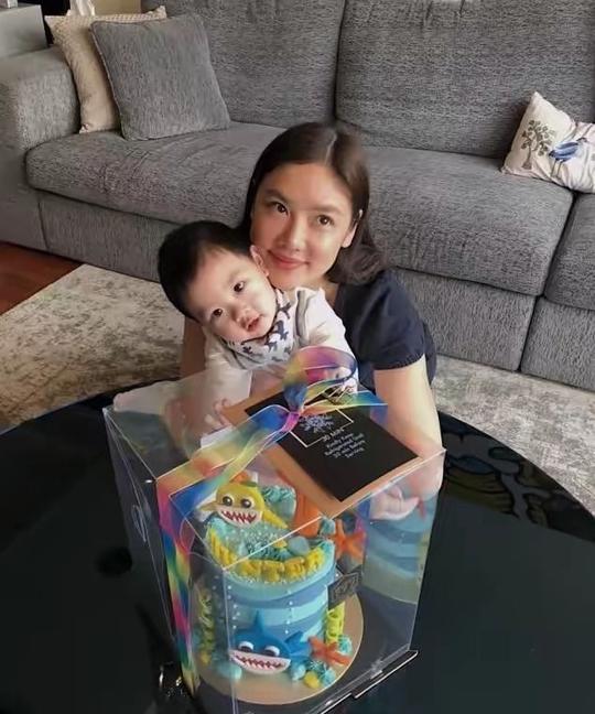 黎明前妻一家海边度假，老公抱儿子满是宠溺，夫妻划船浪漫甜蜜