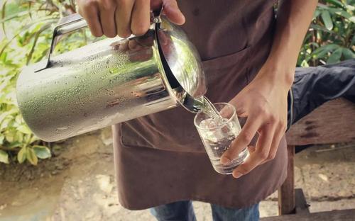 夏天孩子喝水要注意什么 夏天孩子喝水要注意什么