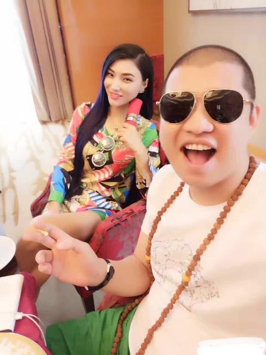 快手中4个身价过亿的女人，3个靠男人，1个靠自己带红老公