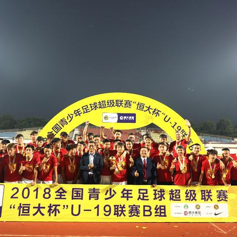 足球服袖章掉了怎么安装