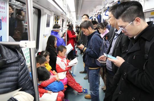 中国地铁人人看手机，外国地铁人人看书报，真的是这样吗？