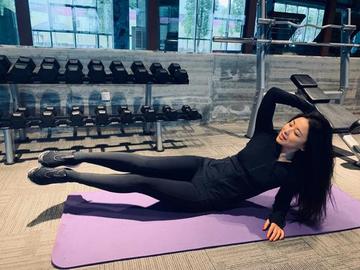  朱珠蝎子式跪姿