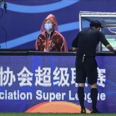 足球边线手球怎么接球的