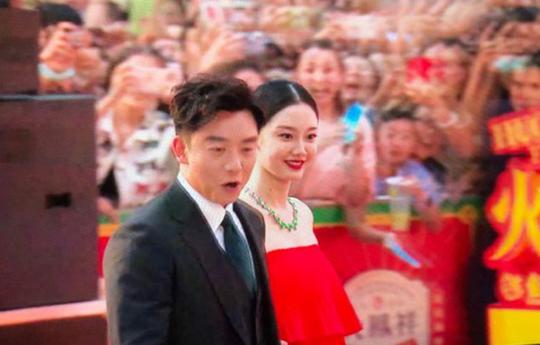 秀恩爱翻车？苗苗产后首秀婚纱大片，郑恺现身评论却抄袭网友文案