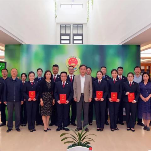 深华物业董事长是谁？