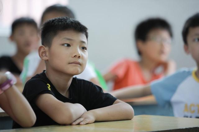 孩子不会说话的时候的小动作代表什么