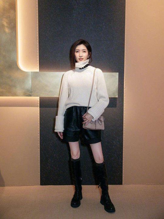 江疏影连脚趾都要打粉底？怪不得能穿出“丝袜腿”，全身肤色均匀