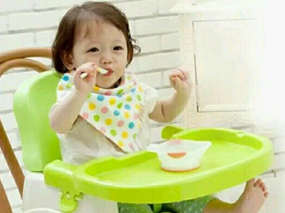 宝宝吃饭总得喂怎么办