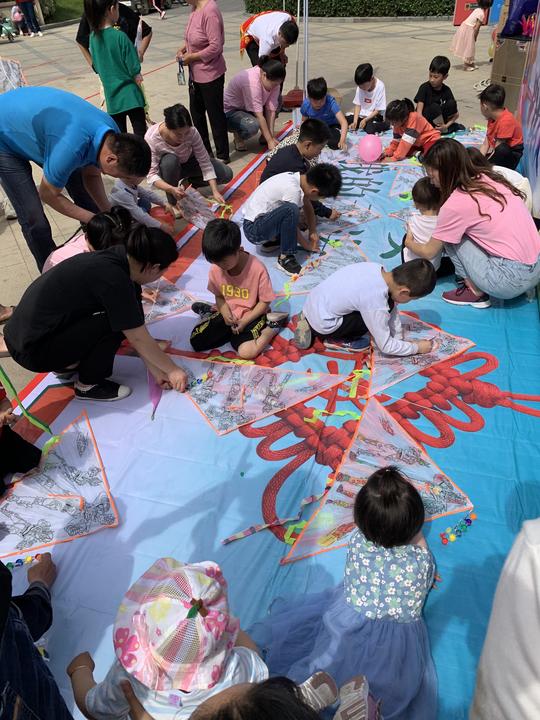 垃圾分类换鲜花，送给亲爱妈妈：郑州市航空港区开展垃圾分类宣传