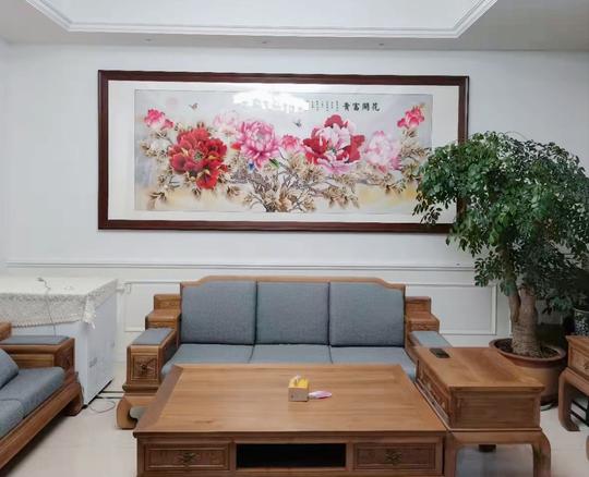 客厅沙发背景墙后面挂什么画？听完卖画老板的答案，必须要给满分