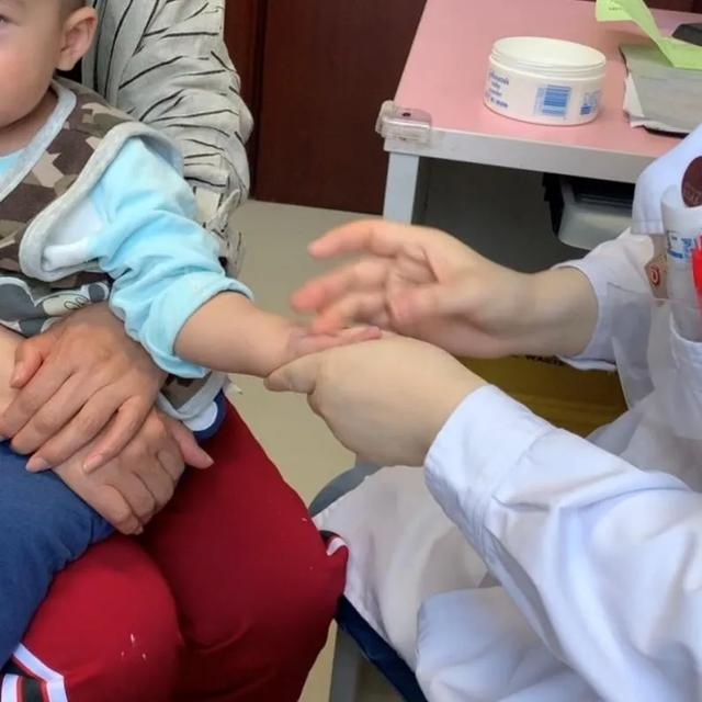 宝宝捏脊的正确手法图 宝宝捏脊的正确手法图