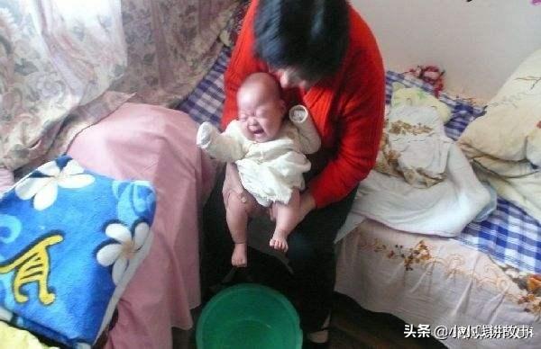 如何给宝宝把尿图解