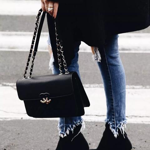 女足球运动员踢足球崴脚了的长尾关键词有哪些