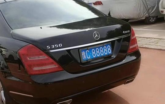 这辆洛阳的奔驰s350，挂价值百万的五连号，车主曾卖麻辣烫起家