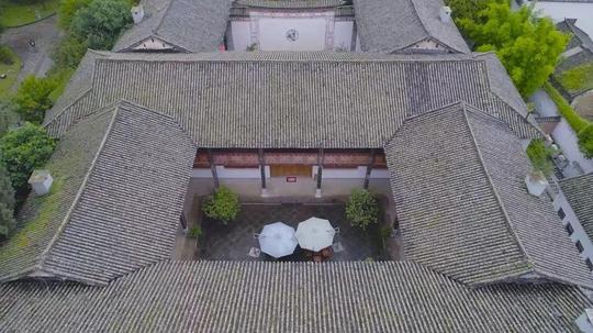云南的巨富豪宅，传说家中财富雄厚，生意做到东南亚，主人姓严