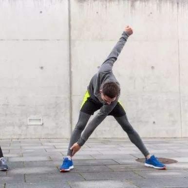 足球场怎么热身专业