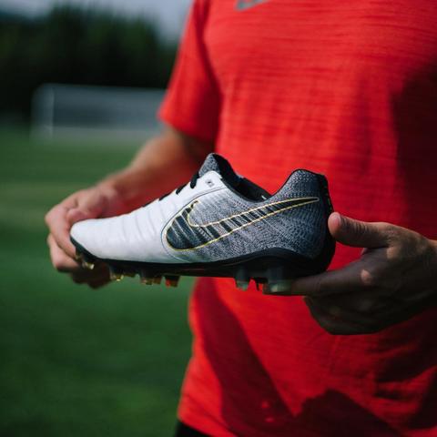 足球球鞋怎么穿的