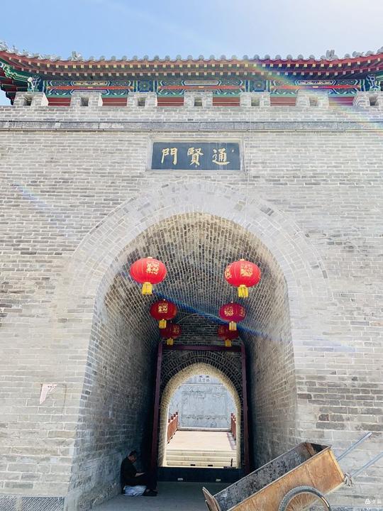 “五一”宜阳行，人工湖和水街景色秀美，红星陶瓷特色小镇