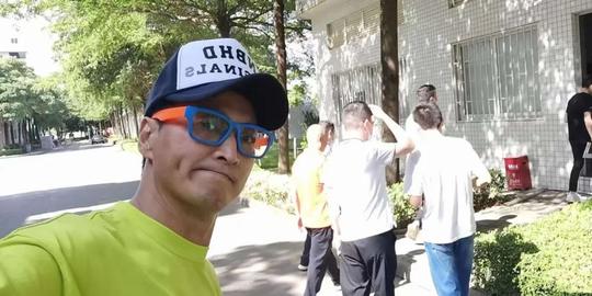 61岁何家劲退圈后创业身家过亿，背后缘于与初恋无疾而终的爱情