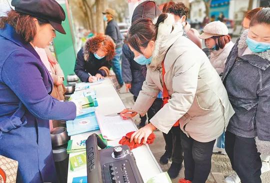 安阳市北关区人社局组织工作人员开展就业创业相关政策宣传讲解活动