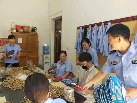 “六律八凡心中念，骗术再高成功难”兴平民警创作顺口溜走街串巷开展防范电信网络诈骗宣传