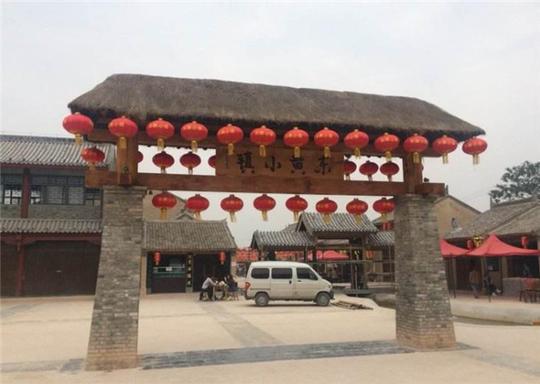 在旅游景区做生意稳赚不亏？不见得，陕西一景区就300间店全关闭