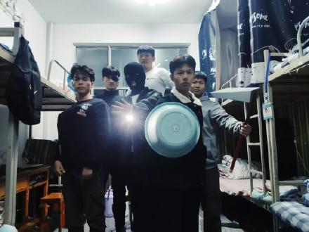 高校查寝可摆pose拍照怎么回事